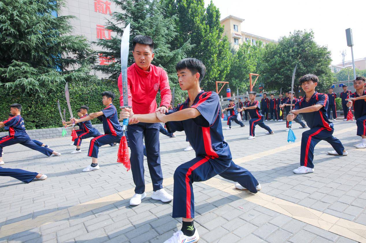关于举重选手挥汗奋斗，刻苦训练取得成果的信息